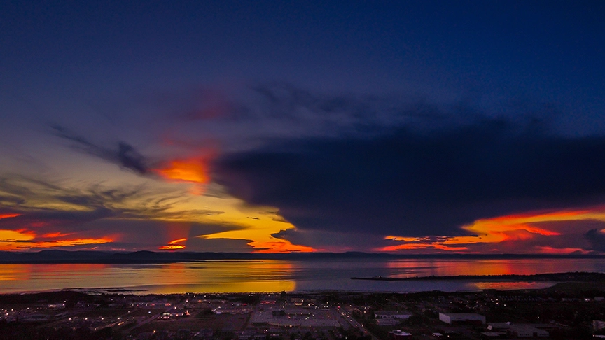 Vue aérienne d’un coucher de soleil captée par DroneRDL au Bas-Saint-Laurent, illustrant la beauté naturelle du Québec vue du ciel