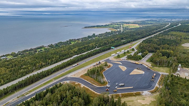 Vue aérienne d’un chantier d’asphaltage d’une halte routière à Saint-Jean-Port-Joli