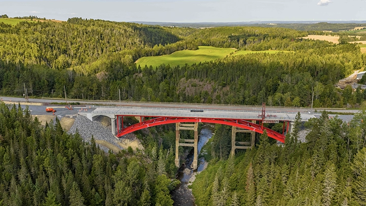Photo de drone de la construction d'un pont à Trois-Pistoles