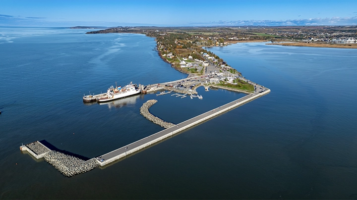 Photo aérienne du quai de Rivière-du-Loup et de son paysage côtier
