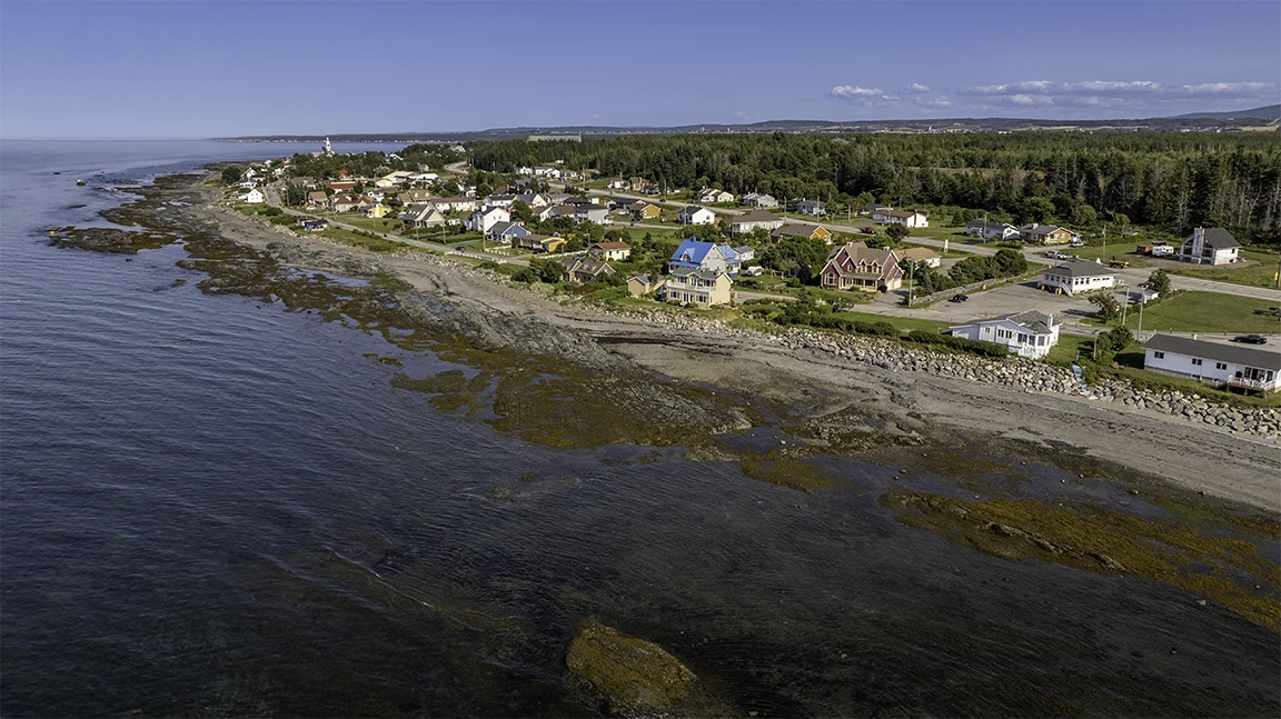 Vue aérienne du Bas-Saint-Laurent réalisée par drone montrant un secteur résidentiel en bordure du fleuve Saint-Laurent