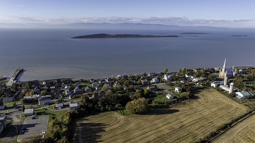Vue aérienne de Kamouraska réalisée par drone pour inspection de bâtiments et toitures